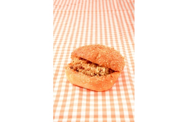「ベイクドQ」のカレーチキンバーガー￥263は、カレーパンにボリューム満点の竜田揚げチキンをサンド