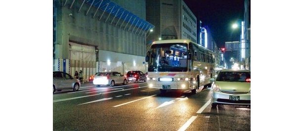 夜の京都を走行する「よるバス」