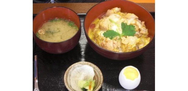 イートインでは親子丼やオムライスなど、卵料理が味わえる