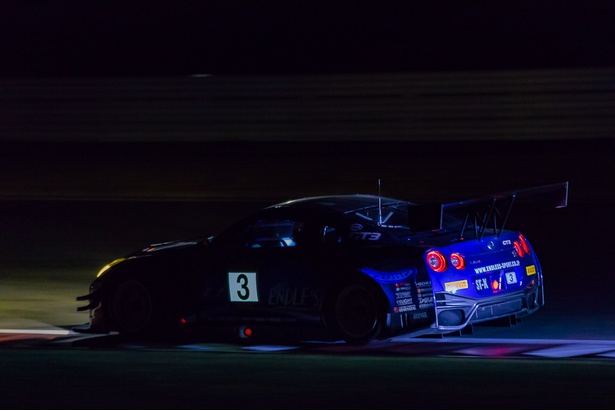 夜間走行練習をするENDLESS SPORTSのNISSAN 35 GT-R GT3