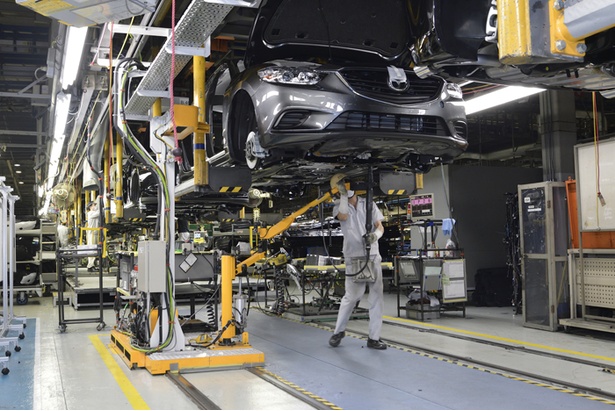 組み立てラインのうち、車のアンダーフロアにカバーを取り付ける様子