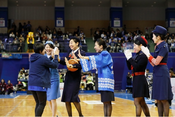 この日はJALの客室乗務員歴代制服ショー＆フリースロー大会も行われた