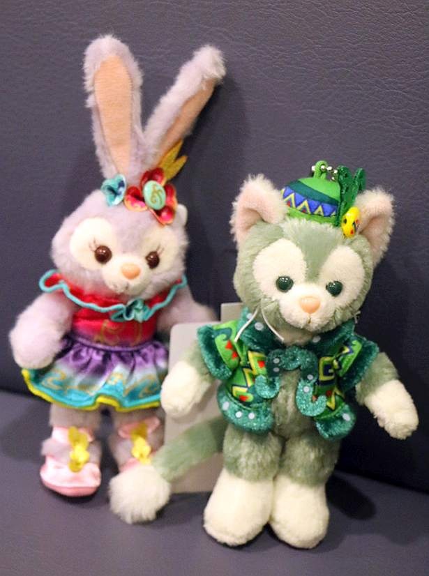 【写真を見る】春の祝祭「ファッショナブル・イースター」に初登場のステラ・ルーもかわいい「ぬいぐるみバッジ」に