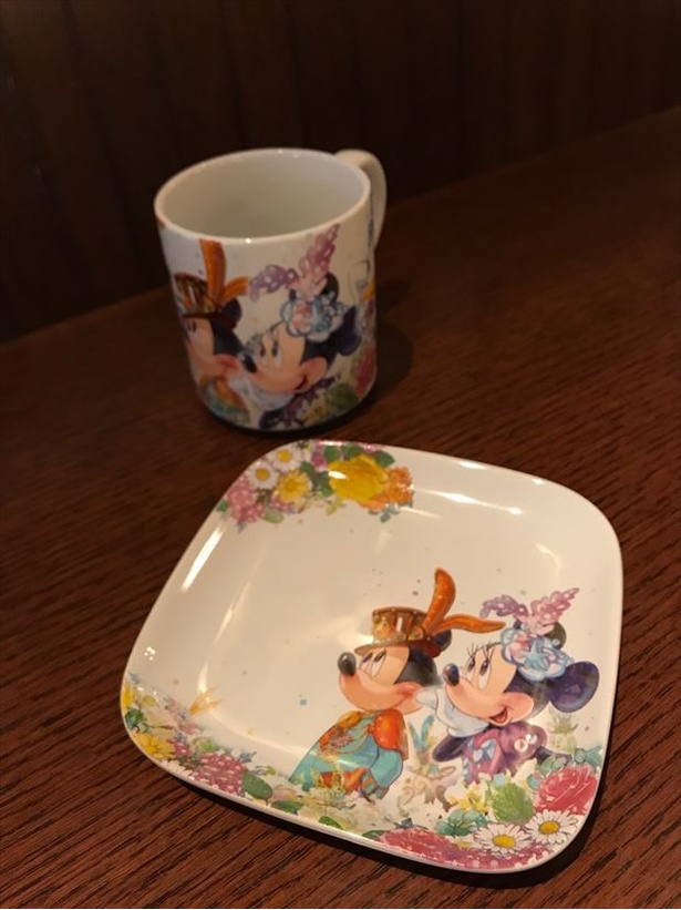 【写真を見る】お洒落なミッキーマウス＆ミニーマウスが描かれたスーベニアのカップとプレート