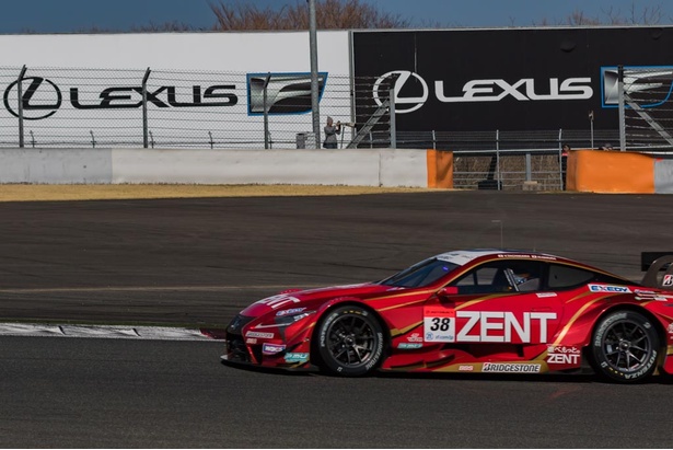 レクサスコーナーを駆けるZENT CERUMO LC500