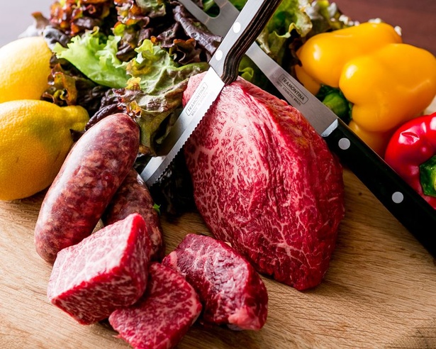 【写真を見る】食欲をそそる、こだわり肉がずらり！厳選された肉の食べ比べができる
