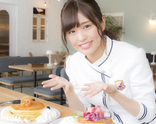 乃木坂46伊藤かりんが横浜ベイクォーターでカフェタイム