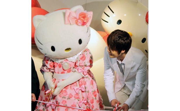 【写真】相思相愛!? 超新星とキティちゃん詳細画像はコチラ
