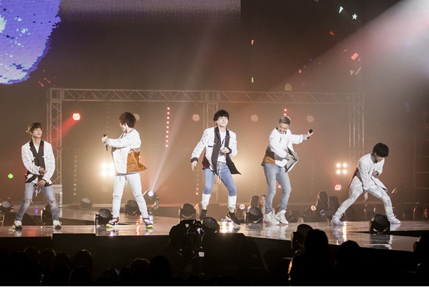 アップテンポな楽曲「TOKYO MERRY GO ROUND」ではキレッキレのダンスを披露