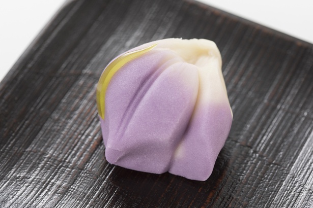 【写真を見る】美しいビジュアルで食べるのがもったいない！「菖蒲」(期間限定)をイメージした「上生菓子」は270円