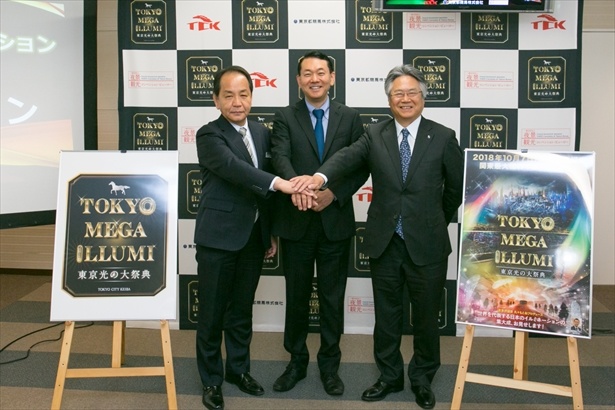 夜景評論家でイルミネーションプロデューサーでもある丸々もとお氏(中央)がプロデュース