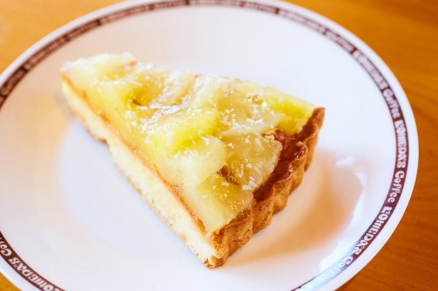 パイナップルとココナッツを使用した、南国気分で味わえるタルト「ココナッツパイン」(420円)
