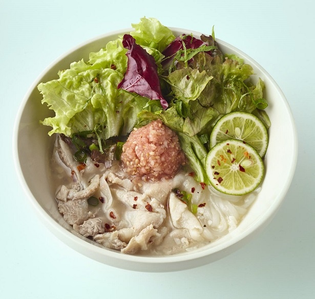 豚しゃぶ、グリーンサラダ、すだち、梅おろしが添えられさっぱり食べられる「サラダフォー 塩麹豚と梅おろしのフォー 甘酒仕立て」(950円)