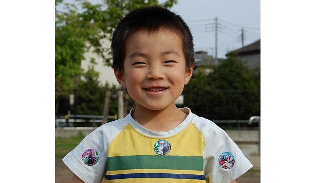 【写真】袖や襟元など肌に近いところに貼るのがポイント！