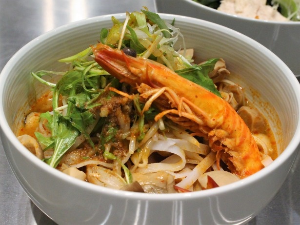 酸味と辛味が特長のエビを使ったスープと米麺を合わせた、トムヤムクンのフォー(大900円、中750円、小500円)