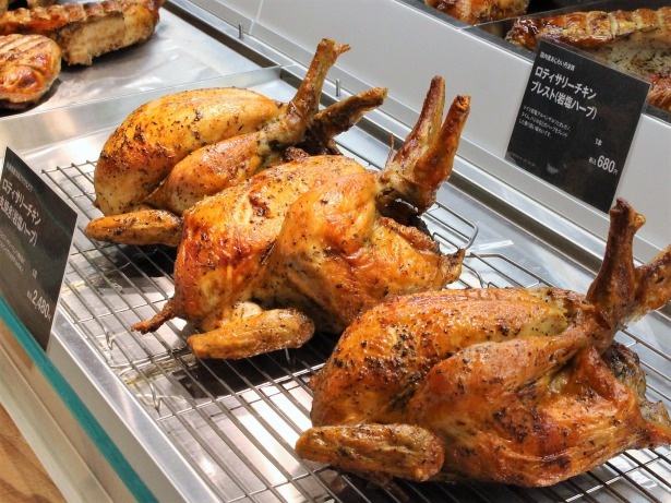 国内産鶏肉をスパイス・ハーブに一晩漬け込み、店内でじっくり焼き上げたロティサリーチキン