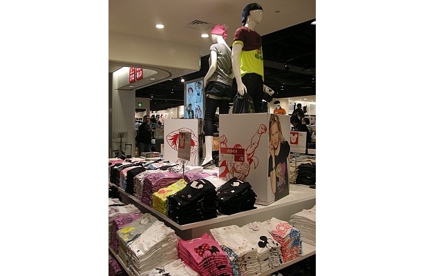 店舗正面にはディズニーとのコラボで注目を集めるUTが！