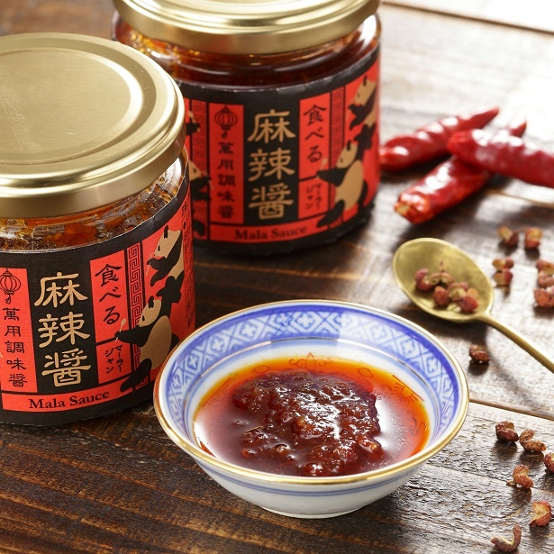 【写真を見る】かけるだけで台湾風になる万能調味料「オリジナル 食べる麻辣醤」(415円)など、台湾を味わうには抜群の品揃え