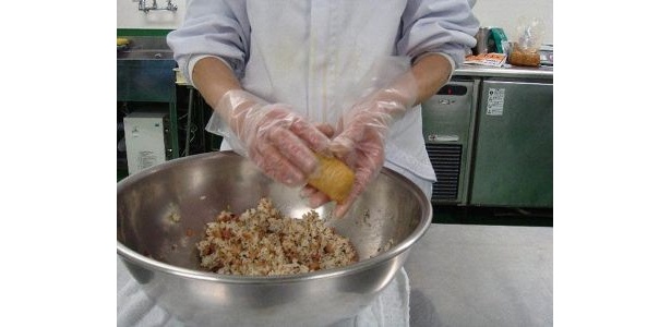 「豆狸」でも「いなり寿司」を一つ一つ丁寧に手作りして販売
