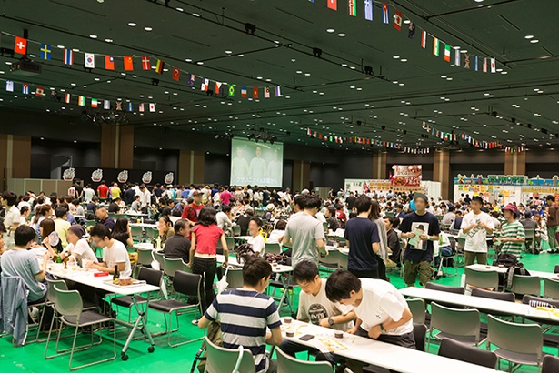 屋内ホールも広々！ 悪天候でもゆったり楽しめるのがうれしい