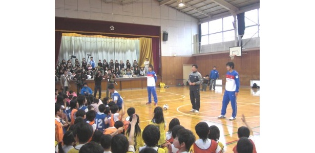 手を挙げて選手に質問！