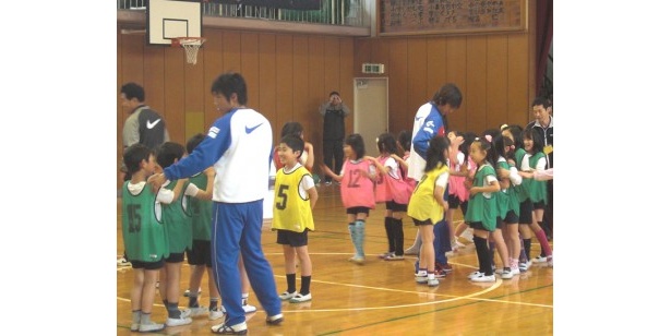 子供たちとゲームを楽しむ中村選手と波戸選手