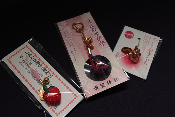 【写真を見る】須賀神社で頒布されている縁結び守り