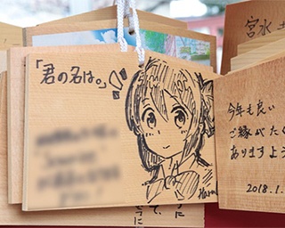 長年高台から四谷を見守る「君の名は。」神社