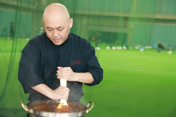 【写真を見る】カレーは「La BOMBANCE」オーナーシェフの岡元氏が監修