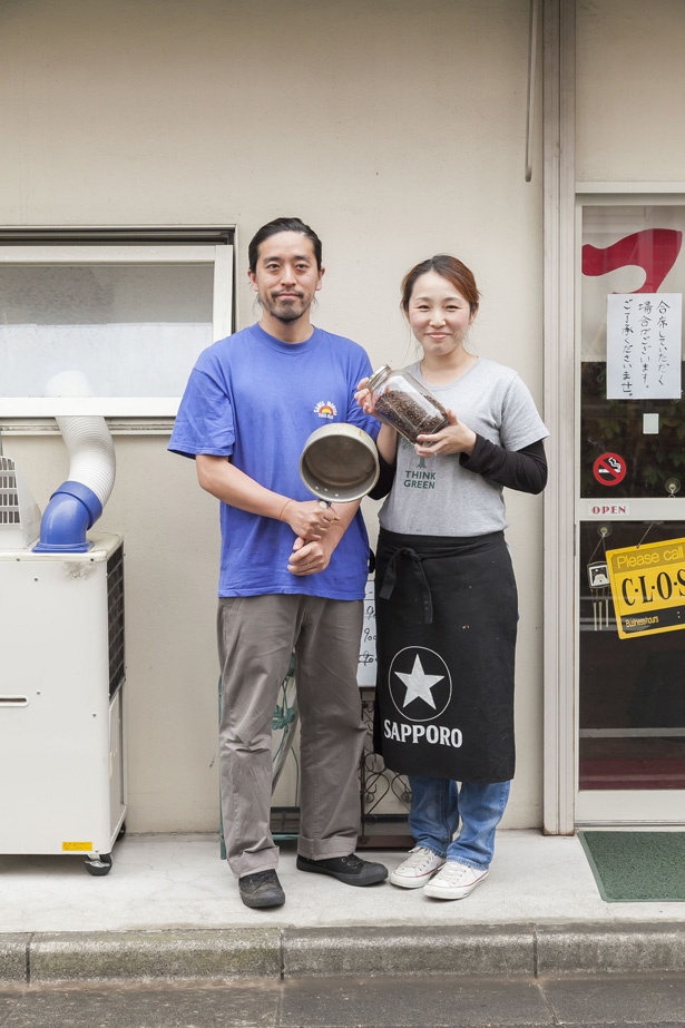 【写真を見る】夫婦2人で仲良く経営している。店主の室永元気さん(左)、奥さんの秀江さん