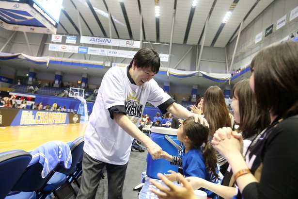 試合後にブースターと触れ合う鈴木ヘッドコーチ。最高の笑み！