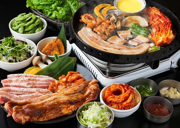 牛、豚、鶏が食べられる「コリアンBBQコース」(￥4900)