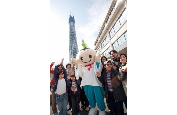 建設中の東京スカイツリー(R)とPRキャラ「おしなりくん」