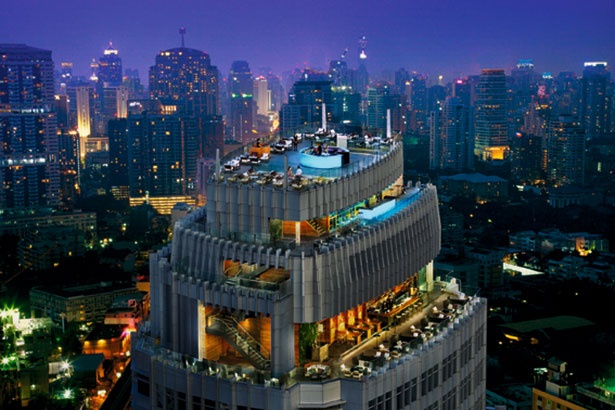 「Octave Rooftop Lounge ＆ Bar」は、ホテルの最上階部分、49階がオープン形式のバーとなっている。17～19時までがハッピーアワーで、ドリンクが半額になるので、狙い目！