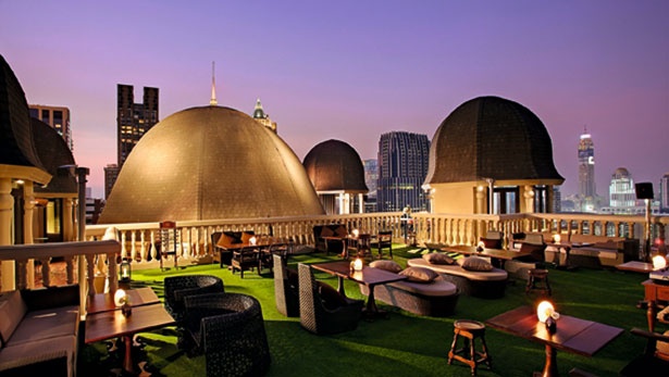 「The Speakeasy Rooftop Bar」は、アメリカの古き良き時代を再現したバーで、大人のための隠れ家。24階にあるテラスバーなら予約なく入れる