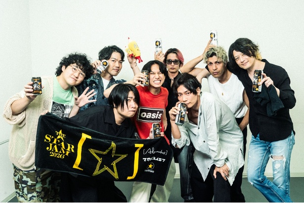 ライブの終了後に撮られた、[Alexandros]とマカロニえんぴつのメンバーの記念写真