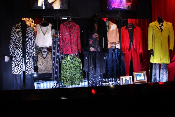 2つの衣装展示エリアでは合わせて1989年から2002年までの衣装が展示
