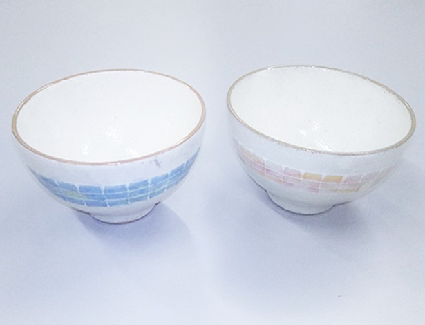 「丹山窯 茶碗（青・ピンク）」(1620円)。粉引彩重（こひきいろえ）という独自の下絵技法によって、 優しい色合いの絵付けをした器。