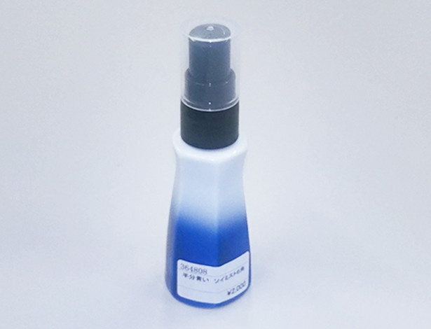 「半分青い ソイミスト6角」(2160円)。ゴスを吹き付けることで濃淡を出し、清流のイメージを表現した化粧水瓶。 「半分、青い。」にちなんで器の半分が色付けされている