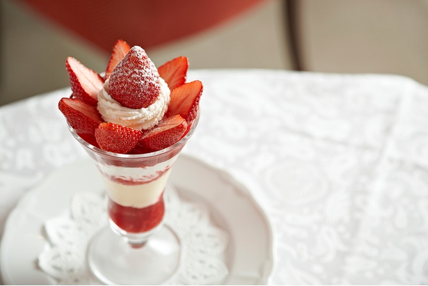 イチゴの旨みがグラスの底までぎっしりと詰まっている、資生堂パーラー サロン・ド・カフェの「ストロベリーパフェ」(1890円)。こちらは徳島県産アスカルビーを使用したもの