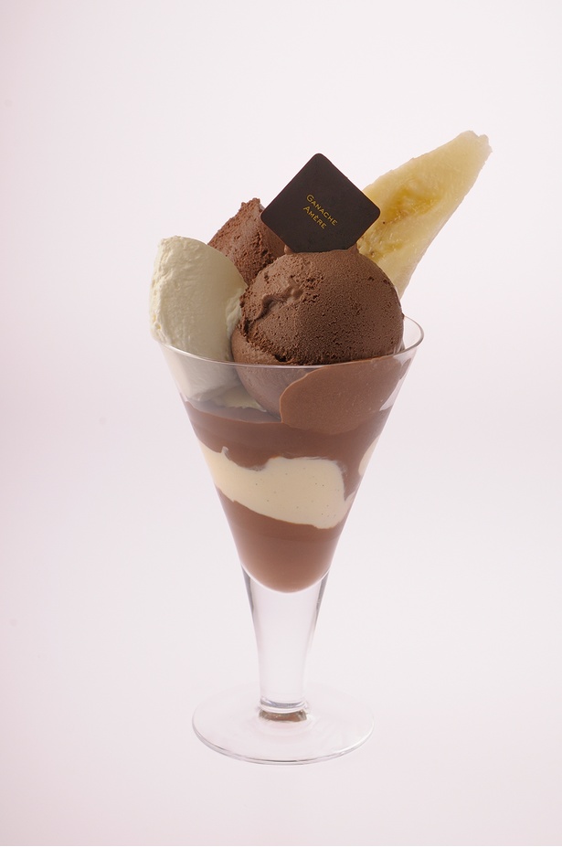 濃厚なチョコレートソースとアイスが絶妙にマッチした「チョコレートパフェ」(1680円)