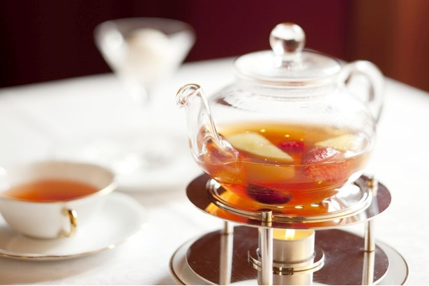 資生堂パーラー サロン・ド・カフェの「フルーツポットティー」(税込1910円)は、果実の旨味が染み込んだ香り高い紅茶