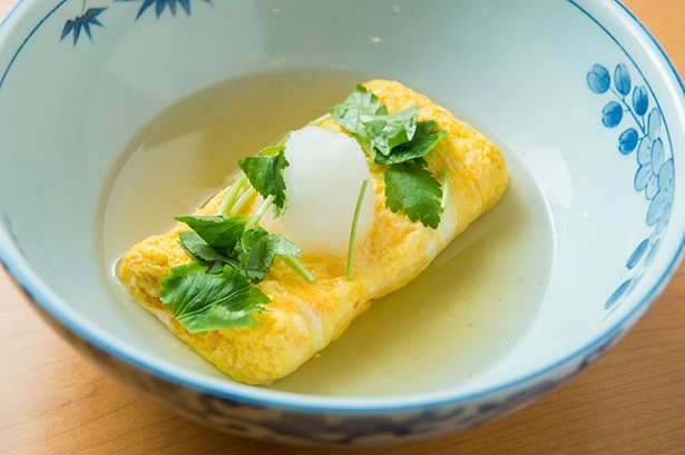 うどん屋のだし巻き卵(600円)。昆布と節がふわりと香り、ほっとする味