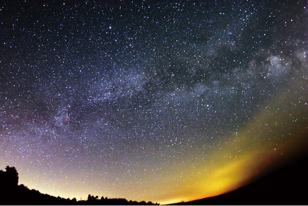 芝生に寝転んで夜空を見上げれば、息をのむほどに美しい星空のスクリーンが広がる