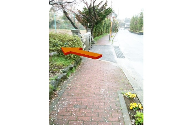 矢印に沿って進みましょう