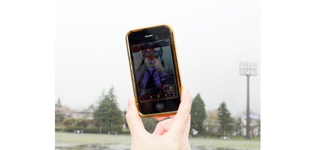 ローソンが配布するオリジナルのiPhone専用アプリを使ってカメラをかざすと、あたかもそこにいるように見え、撮影できるという最新の“出現方法”