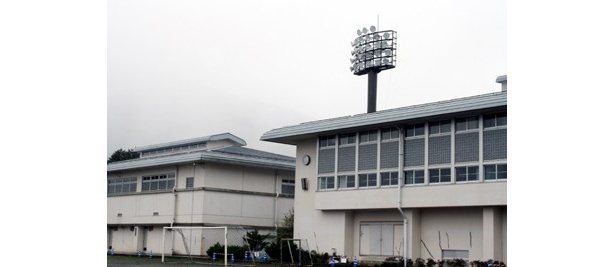 「ARエヴァンゲリオン初号機」が見られるのは、箱根仙石原にできた「第3新東京市店」から徒歩5〜6分の場所にある「旧仙石原中学校」