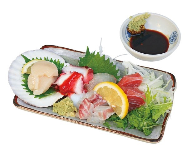  「新鮮 お造り盛り合わせ」(500円)/岡室酒店直売所
