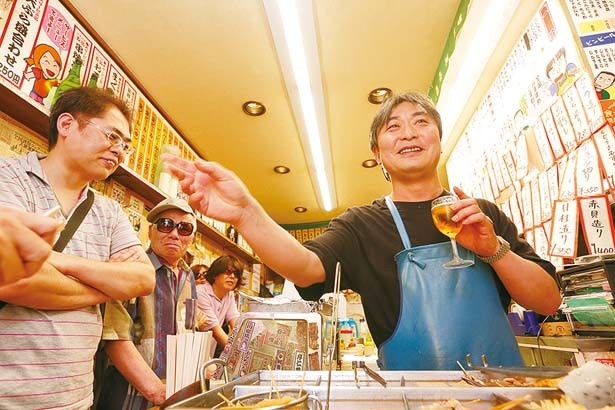 笑顔の酔客であふれる/岡室酒店直売所