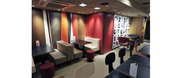 赤×黒で、スタイリッシュな雰囲気だ